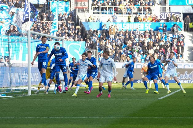 2. Bundesliga, Karlsruher SC vs Hertha BSC, 24.01.2026 Fabian Schleusener (Karlsruher SC, 24) der mit einem Kopfball rettet 2. Bundesliga, Karlsruher SC vs Hertha BSC, BBBank Wildpark Karlsruhe, 24.01.2026 DFB DFL REGULATIONS PROHIBIT ANY USE OF PHOTOGRAPHS AS IMAGE SEQUENCES AND OR QUASI-VIDEO.