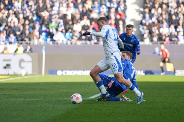 2. Bundesliga, Karlsruher SC vs Hertha BSC, 24.01.2026 Zweikampf zwischen Michaël Cuisance (Hertha BSC, 10) und Dženis Burni? (Karlsruher SC, 7) 2. Bundesliga, Karlsruher SC vs Hertha BSC, BBBank Wildpark Karlsruhe, 24.01.2026 DFB DFL REGULATIONS PROHIBIT ANY USE OF PHOTOGRAPHS AS IMAGE SEQUENCES AND OR QUASI-VIDEO.