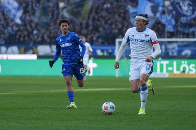 2. Bundesliga, Karlsruher SC vs Hertha BSC, 24.01.2026 Duell zwischen Louey Ben Farhat (Karlsruher SC, 19) und Fabian Reese (Hertha BSC, 11) 2. Bundesliga, Karlsruher SC vs Hertha BSC, BBBank Wildpark Karlsruhe, 24.01.2026 DFB DFL REGULATIONS PROHIBIT ANY USE OF PHOTOGRAPHS AS IMAGE SEQUENCES AND OR QUASI-VIDEO.