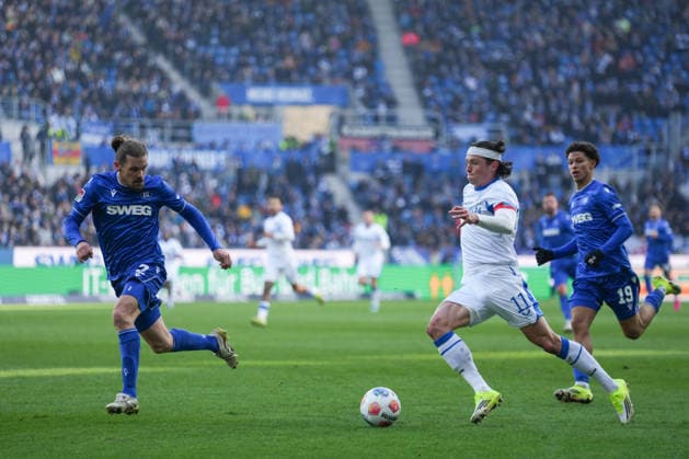 2. Bundesliga, Karlsruher SC vs Hertha BSC, 24.01.2026 Zweikampf zwischen Sebastian Jung (Karlsruher SC, 2) und Fabian Reese (Hertha BSC, 11) 2. Bundesliga, Karlsruher SC vs Hertha BSC, BBBank Wildpark Karlsruhe, 24.01.2026 DFB DFL REGULATIONS PROHIBIT ANY USE OF PHOTOGRAPHS AS IMAGE SEQUENCES AND OR QUASI-VIDEO.