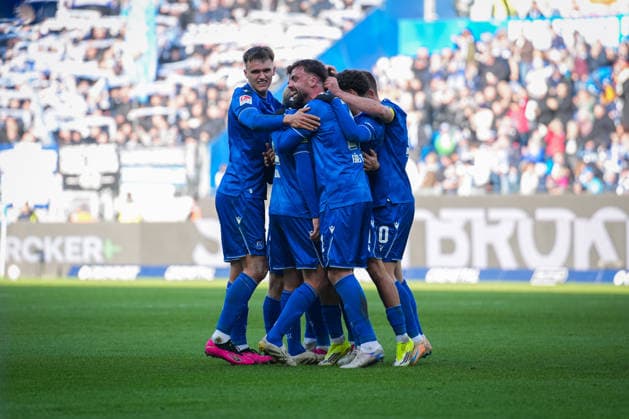 Deutschland, Fußball, 2 Bundesliga, Saison 2025 2026, Karlsruher SC vs. Herta BSC BBBank Wildpark (Karlsruhe): Sebastian Jung (Karlsruher SC, 2) Tor, Jubel, Karlsruhe BBBank Wildpark Baden-Württemberg Deutschland
