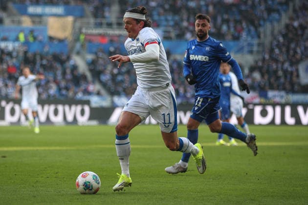 Reese Fabian (Hertha BSC, 11) am Ball verfolgt von Philipp Foerster (Karlsruher SC, 11), Karlsruher SC vs. Hertha BSC, 2. Bundesliga, 19. Spieltag, 2025 2026, 24.01.2026, DFL REGULATIONS PROHIBIT ANY USE OF PHOTOGRAPHS AS IMAGE SEQUENCES AND OR QUASI-VIDEO, Karlsruher SC vs. Hertha BSC, 2. Bundesliga, 19. Spieltag, 2025 2026, 24.01.2026 Karlsruhe