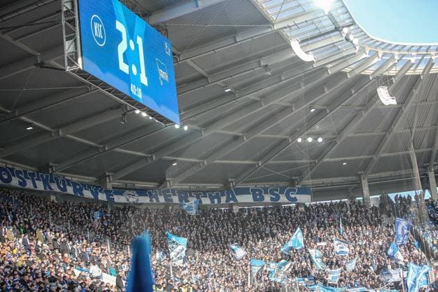 Anzeigetafel 2.1 Fuehrung fuer den KSC, Gaesteblock Hertha Fans, Karlsruher SC vs. Hertha BSC, 2. Bundesliga, 19. Spieltag, 2025 2026, 24.01.2026, DFL REGULATIONS PROHIBIT ANY USE OF PHOTOGRAPHS AS IMAGE SEQUENCES AND OR QUASI-VIDEO, Karlsruher SC vs. Hertha BSC, 2. Bundesliga, 19. Spieltag, 2025 2026, 24.01.2026 Karlsruhe