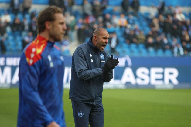 Daniel Gordon (Karlsruher SC, Co-Trainer) macht die Spieler heiss beim Warmmachen vor dem Spiel, Karlsruher SC vs. Hertha BSC, 2. Bundesliga, 19. Spieltag, 2025 2026, 24.01.2026, DFL REGULATIONS PROHIBIT ANY USE OF PHOTOGRAPHS AS IMAGE SEQUENCES AND OR QUASI-VIDEO, Karlsruher SC vs. Hertha BSC, 2. Bundesliga, 19. Spieltag, 2025 2026, 24.01.2026 Karlsruhe