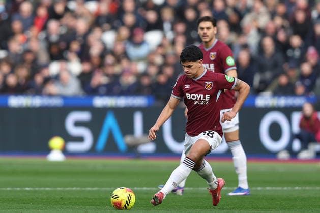 24th January 2026; London Stadium, London, England; Premier League Football, West Ham United versus Sunderland; Mateus Fernandes of West Ham United on the ball  KatiexChan Content restricted for UK based newspaper