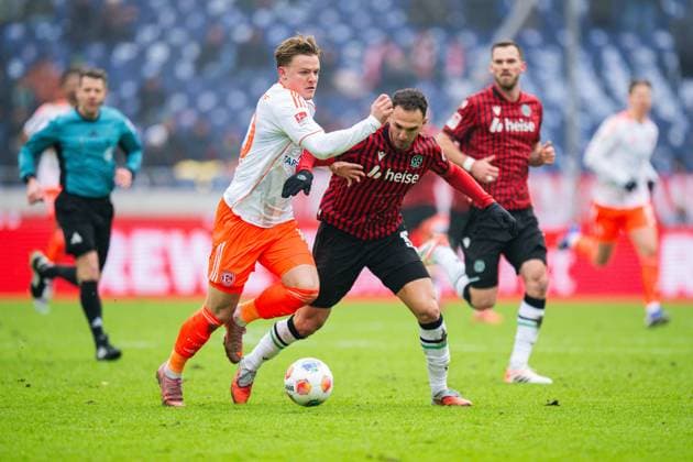 24.01.2026 - Fußball, 2025 2026, 2. Bundesliga, 19. Spieltag, Hannover 96 - Fortuna Düsseldorf: (L-R) Christian Rasmussen (Düsseldorf), Virgil GhiÈ›a (Hannover) DFL REGULATIONS PROHIBIT ANY USE OF PHOTOGRAPHS AS IMAGE SEQUENCES AND OR QUASI-VIDEO.