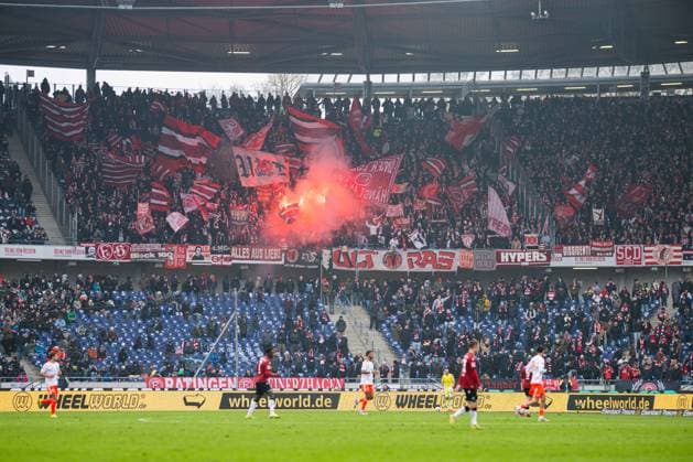 24.01.2026 - Fußball, 2025 2026, 2. Bundesliga, 19. Spieltag, Hannover 96 - Fortuna Düsseldorf: Fans (Düsseldorf) mit Pyrotechnik DFL REGULATIONS PROHIBIT ANY USE OF PHOTOGRAPHS AS IMAGE SEQUENCES AND OR QUASI-VIDEO.