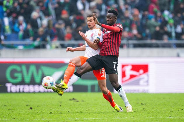 24.01.2026 - Fußball, 2025 2026, 2. Bundesliga, 19. Spieltag, Hannover 96 - Fortuna Düsseldorf: (L-R) Tim Oberdorf (Düsseldorf), Mustapha Bundu (Hannover) DFL REGULATIONS PROHIBIT ANY USE OF PHOTOGRAPHS AS IMAGE SEQUENCES AND OR QUASI-VIDEO.