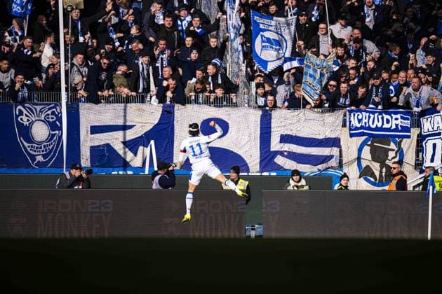 11; Karlsruher SC jubelt mit erhobener Faust vor den jubelnden Fans Jubel nach Tor