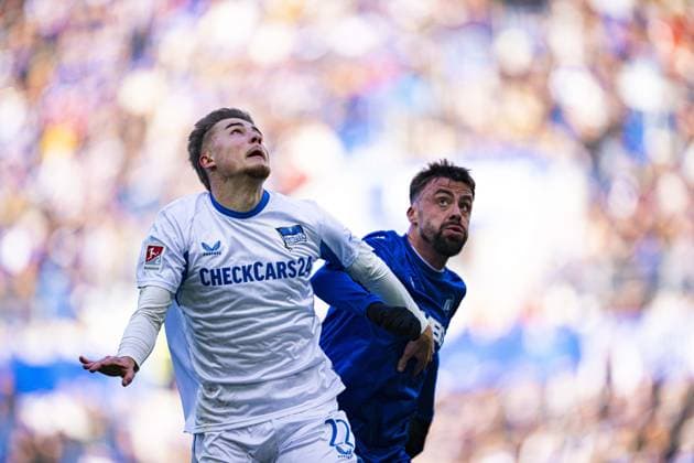 Marten Winkler (22; Hertha BSC) im Luftduell mit Philipp Förster (18; Karlsruher SC) um den Ball Luftduell um Ball