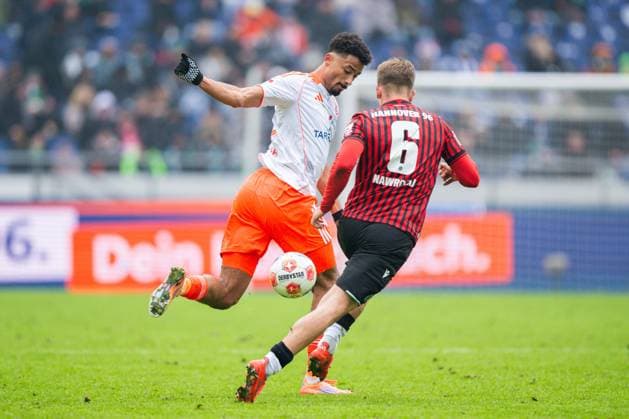 24.01.2026 - Fußball, 2025 2026, 2. Bundesliga, 19. Spieltag, Hannover 96 - Fortuna Düsseldorf: (L-R) Emmanuel Iyoha (Düsseldorf), Maik Nawrocki (Hannover) DFL REGULATIONS PROHIBIT ANY USE OF PHOTOGRAPHS AS IMAGE SEQUENCES AND OR QUASI-VIDEO.