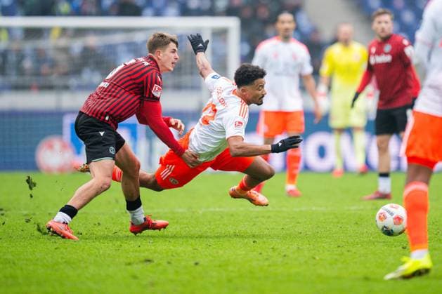 24.01.2026 - Fußball, 2025 2026, 2. Bundesliga, 19. Spieltag, Hannover 96 - Fortuna Düsseldorf: (L-R) Maik Nawrocki (Hannover), Emmanuel Iyoha (Düsseldorf) DFL REGULATIONS PROHIBIT ANY USE OF PHOTOGRAPHS AS IMAGE SEQUENCES AND OR QUASI-VIDEO.