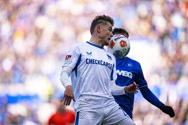 Sebastian Jung (2; Karlsruher SC) im Kopfballduell mit Jon Dagur Thorsteinsson (24; Hertha BSC) Kopfballduell im Spiel