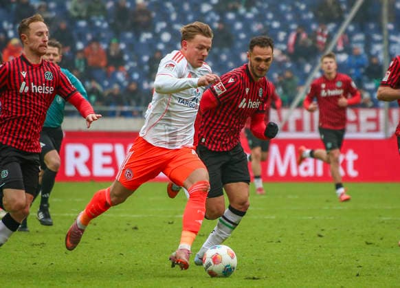 Deutschland: Fussball 2.Bundesliga 2025 26, 19. Spieltag - Hannover 96 Fortuna Düsseldorf - Heinz von Heiden Arena Stadion (Hannover): Christian Rasmussen (Fortuna Düsseldorf, 10) Maurice Neubauer (Hannover 96, 33) Virgil GhiÅ£Äƒ Virgil Ghita (Hannover 96, 5) Hannover