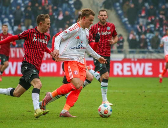 Deutschland: Fussball 2.Bundesliga 2025 26, 19. Spieltag - Hannover 96 Fortuna Düsseldorf - Heinz von Heiden Arena Stadion (Hannover): Christian Rasmussen (Fortuna Düsseldorf, 10) Maurice Neubauer (Hannover 96, 33) Hannover