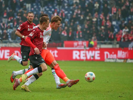 Deutschland: Fussball 2.Bundesliga 2025 26, 19. Spieltag - Hannover 96 Fortuna Düsseldorf - Heinz von Heiden Arena Stadion (Hannover): Christian Rasmussen (Fortuna Düsseldorf, 10) Maurice Neubauer (Hannover 96, 33) Virgil GhiÅ£Äƒ Virgil Ghita (Hannover 96, 5) Hannover