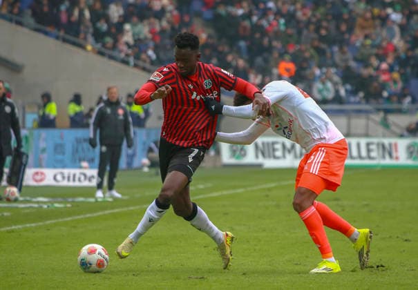 Deutschland: Fussball 2.Bundesliga 2025 26, 19. Spieltag - Hannover 96 Fortuna Düsseldorf - Heinz von Heiden Arena Stadion (Hannover): Mustapha Bundu (Hannover 96, 7) Sima Suso (Fortuna Düsseldorf, 46) Hannover