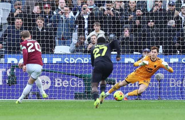 Jarrod Bowen of West Ham United scores their sides second goal from penalty past Robin Roefs of Sunderland West Ham United v Sunderland, Premier League, Football, London Stadium, London, UK - 24 Jan 2026London London Stadium United Kingdom EDITORIAL USE ONLY No use with unauthorised audio, video, data, fixture lists, club league logos or live services. Online in-match use limited to 120 images, no video emulation. No use in betting, games or single club league player publications. Copyright: xMichaelxZemanek Shutterstockx 16422193j