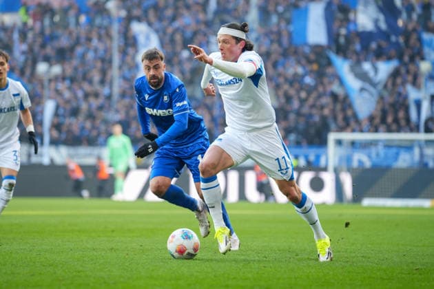 Fussball: 2. Bundesliga, 19. Spieltag, Karlsruher SC - Hertha BSC am 24.01.2026 in Karlsruhe (BBBank Wildpark), Deutschland, Saison 2025 2026: DFB DFL REGULATIONS PROHIBIT ANY USE OF PHOTOGRAPHS as IMAGE SEQUENCES and or QUASI-VIDEO: Im Fokus Fabian Reese (11, BSC) gewinnt das Duell mit Philipp Förster (11, KSC). Karlsruhe BBBank Wildpark Deutschland