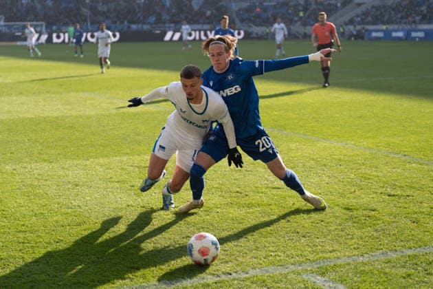 24.01.2026, xhfmx, Fussball 2.Bundesliga, Karlsruher SC - Hertha BSC Berlin v.l. Michael Cuisance (Hertha BSC) und David Herold (Karlsruher SC) im Zweikampf (DFL DFB REGULATIONS PROHIBIT ANY USE OF PHOTOGRAPHS as IMAGE SEQUENCES and or QUASI-VIDEO) Karlsruhe