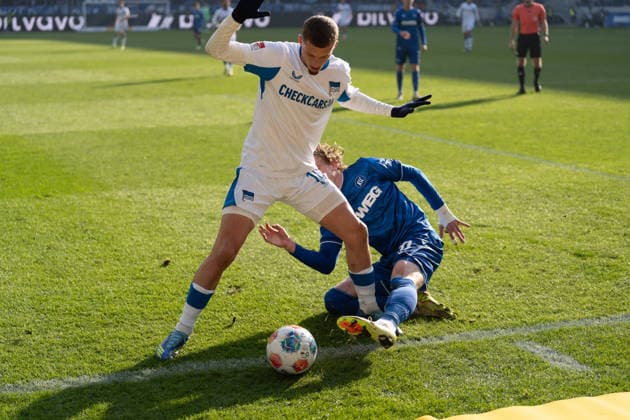 24.01.2026, xhfmx, Fussball 2.Bundesliga, Karlsruher SC - Hertha BSC Berlin v.l. Michael Cuisance (Hertha BSC) und David Herold (Karlsruher SC) im Zweikampf (DFL DFB REGULATIONS PROHIBIT ANY USE OF PHOTOGRAPHS as IMAGE SEQUENCES and or QUASI-VIDEO) Karlsruhe