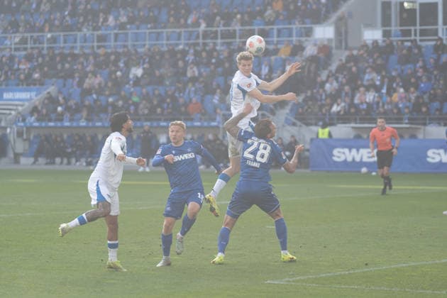 24.01.2026, xhfmx, Fussball 2.Bundesliga, Karlsruher SC - Hertha BSC Berlin Luca Schuller (Hertha BSC) verpasst per Kopf (DFL DFB REGULATIONS PROHIBIT ANY USE OF PHOTOGRAPHS as IMAGE SEQUENCES and or QUASI-VIDEO) Karlsruhe