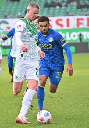 24.01.2026 - Fussball - Saison 2025 2026 - 2. Fussball - Bundesliga - 19. Spieltag: SpVgg Greuther Fürth SGF ( Kleeblatt ) - Eintracht Braunschweig BTSV EBS - Sportfoto Zink MeZi - xmexzix - DFL regulations prohibit any use of photographs as image sequences and or quasi-video - only for editorial use - Brynjar Ingi Bjarnason (25, SpVgg Greuther Fürth ) Leon Bell Bell (19, Eintracht Braunschweig BTSV EBS, rechts )