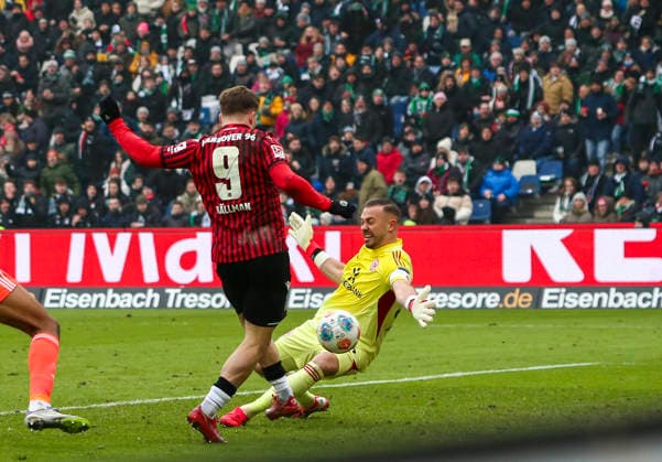 Deutschland: Fussball 2.Bundesliga 2025 26, 19. Spieltag - Hannover 96 Fortuna Düsseldorf - Heinz von Heiden Arena Stadion (Hannover): Benjamin Källman Benjamin Kallman (Hannover 96, 9) Florian Kastenmeier (Fortuna Düsseldorf, 33) Hannover
