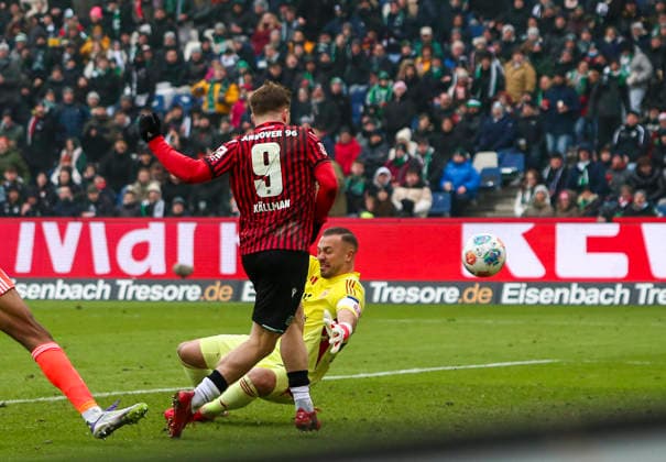 Deutschland: Fussball 2.Bundesliga 2025 26, 19. Spieltag - Hannover 96 Fortuna Düsseldorf - Heinz von Heiden Arena Stadion (Hannover): Benjamin Källman Benjamin Kallman (Hannover 96, 9) Florian Kastenmeier (Fortuna Düsseldorf, 33) Hannover