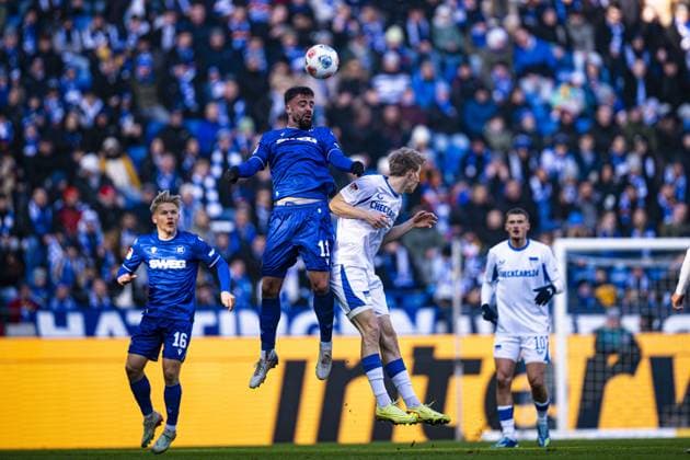Philipp Förster (18; Karlsruher SC) im Luftduell mit Jonjoe Kenny (16; Hertha BSC), während weitere Spieler im Hintergrund stehen Luftduell um den Ball