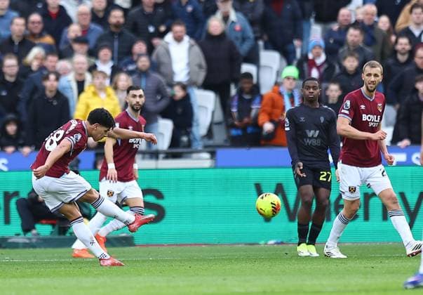 Mateus Fernandes of West Ham United scores their sides third goal West Ham United v Sunderland, Premier League, Football, London Stadium, London, UK - 24 Jan 2026London London Stadium United Kingdom EDITORIAL USE ONLY No use with unauthorised audio, video, data, fixture lists, club league logos or live services. Online in-match use limited to 120 images, no video emulation. No use in betting, games or single club league player publications. Copyright: xMichaelxZemanek Shutterstockx 16422193o