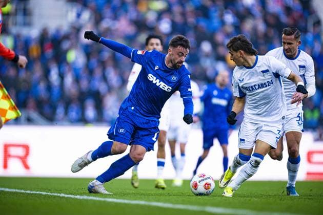 Philipp Förster (18; Karlsruher SC) mit Ball, während 3; Hertha BSC und Ibrahim Maza (30; Hertha BSC) verteidigen Ballkontrolle und Zweikampf