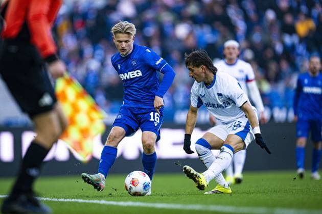 Andreas Müller (16; Karlsruher SC) mit Ball, während ein Spieler von Hertha BSC verteidigt Ballkontrolle und Zweikampf