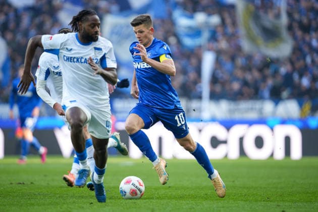 Fussball: 2. Bundesliga, 19. Spieltag, Karlsruher SC - Hertha BSC am 24.01.2026 in Karlsruhe (BBBank Wildpark), Deutschland, Saison 2025 2026: DFB DFL REGULATIONS PROHIBIT ANY USE OF PHOTOGRAPHS as IMAGE SEQUENCES and or QUASI-VIDEO: Im Fokus Marvin Wanitzek (10, KSC) vor ihm Deyovaisio Evan Zeefuik (42, BSC). Karlsruhe BBBank Wildpark Deutschland