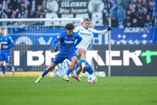 Fussball: 2. Bundesliga, 19. Spieltag, Karlsruher SC - Hertha BSC am 24.01.2026 in Karlsruhe (BBBank Wildpark), Deutschland, Saison 2025 2026: DFB DFL REGULATIONS PROHIBIT ANY USE OF PHOTOGRAPHS as IMAGE SEQUENCES and or QUASI-VIDEO: Louey Ben Farhat (19, KSC) im Zweikampf mit Michael Bruno Dominique Cuisance (10, BSC). Karlsruhe BBBank Wildpark Deutschland