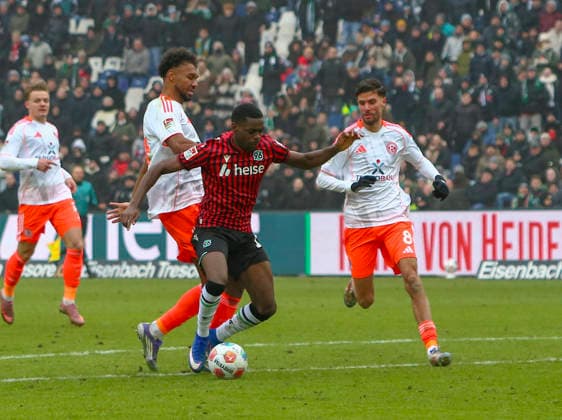 Deutschland: Fussball 2.Bundesliga 2025 26, 19. Spieltag - Hannover 96 Fortuna Düsseldorf - Heinz von Heiden Arena Stadion (Hannover): NoÃ«l AsÃ ko Noel Aseko (Hannover 96, 15) Elias Egouli (Fortuna Düsseldorf, 44) Hannover