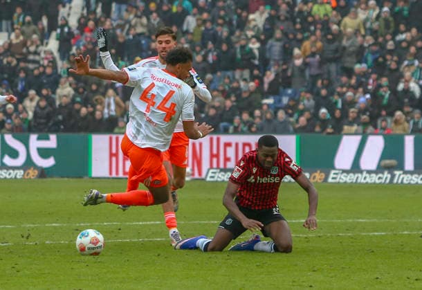 Deutschland: Fussball 2.Bundesliga 2025 26, 19. Spieltag - Hannover 96 Fortuna Düsseldorf - Heinz von Heiden Arena Stadion (Hannover): NoÃ«l AsÃ ko Noel Aseko (Hannover 96, 15) Elias Egouli (Fortuna Düsseldorf, 44) Hannover