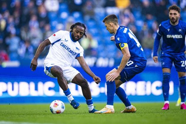Marvin Wanitzek (10; Karlsruher SC) im Zweikampf mit Deyovaisio Zeefuik (42; Hertha BSC) Zweikampf um den Ball