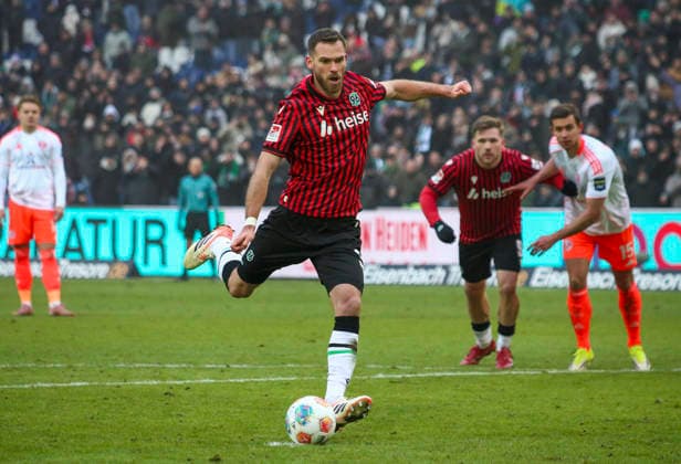 Deutschland: Fussball 2.Bundesliga 2025 26, 19. Spieltag - Hannover 96 Fortuna Düsseldorf - Heinz von Heiden Arena Stadion (Hannover): Elfmeter ausgeführt von Spieler Boris Tomiak (Hannover 96, 3) Hannover