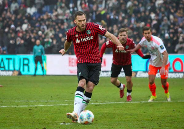 Deutschland: Fussball 2.Bundesliga 2025 26, 19. Spieltag - Hannover 96 Fortuna Düsseldorf - Heinz von Heiden Arena Stadion (Hannover): Elfmeter ausgeführt von Spieler Boris Tomiak (Hannover 96, 3) Hannover