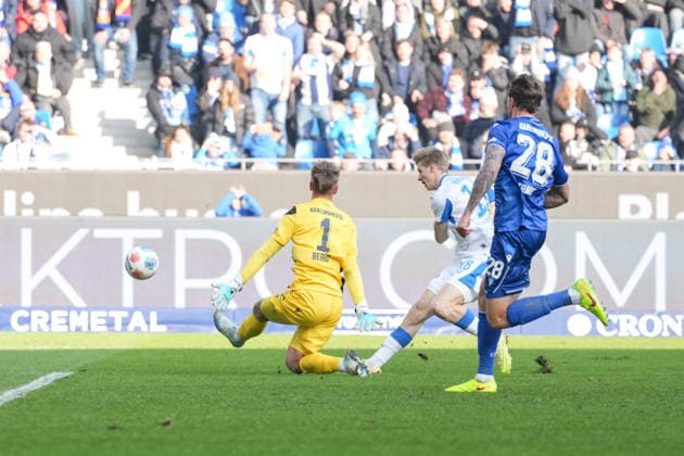 2. Bundesliga, Karlsruher SC vs Hertha BSC, 24.01.2026 Chance für Luca Schuler (Hertha BSC, 18) gegen Hans Christian Bernat (Karlsruher SC, 1) 2. Bundesliga, Karlsruher SC vs Hertha BSC, BBBank Wildpark Karlsruhe, 24.01.2026 DFB DFL REGULATIONS PROHIBIT ANY USE OF PHOTOGRAPHS AS IMAGE SEQUENCES AND OR QUASI-VIDEO.