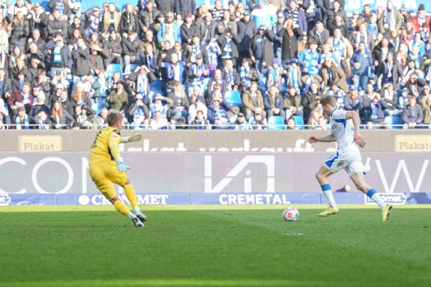 2. Bundesliga, Karlsruher SC vs Hertha BSC, 24.01.2026 Chance für Luca Schuler (Hertha BSC, 18) gegen Hans Christian Bernat (Karlsruher SC, 1) 2. Bundesliga, Karlsruher SC vs Hertha BSC, BBBank Wildpark Karlsruhe, 24.01.2026 DFB DFL REGULATIONS PROHIBIT ANY USE OF PHOTOGRAPHS AS IMAGE SEQUENCES AND OR QUASI-VIDEO.