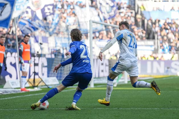 2. Bundesliga, Karlsruher SC vs Hertha BSC, 24.01.2026 Zweikampf zwischen David Herold (Karlsruher SC, 20) und Marten Winkler (Hertha BSC, 22) 2. Bundesliga, Karlsruher SC vs Hertha BSC, BBBank Wildpark Karlsruhe, 24.01.2026 DFB DFL REGULATIONS PROHIBIT ANY USE OF PHOTOGRAPHS AS IMAGE SEQUENCES AND OR QUASI-VIDEO.