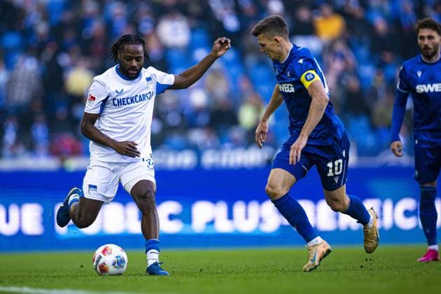 Marvin Wanitzek (10; Karlsruher SC) im Zweikampf mit Deyovaisio Zeefuik (42; Hertha BSC) während Fabian Schleusener (24; Karlsruher SC) aufmerksam folgt Zweikampf um den Ball