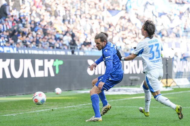 2. Bundesliga, Karlsruher SC vs Hertha BSC, 24.01.2026 Zweikampf zwischen Sebastian Jung (Karlsruher SC, 2) und Micha? Karbownik (Hertha BSC, 33) 2. Bundesliga, Karlsruher SC vs Hertha BSC, BBBank Wildpark Karlsruhe, 24.01.2026 DFB DFL REGULATIONS PROHIBIT ANY USE OF PHOTOGRAPHS AS IMAGE SEQUENCES AND OR QUASI-VIDEO.