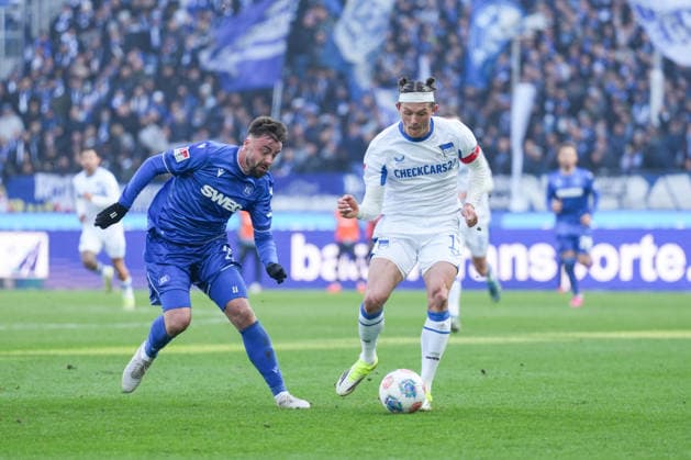 2. Bundesliga, Karlsruher SC vs Hertha BSC, 24.01.2026 Zweikampf zwischen Philipp Förster (Karlsruher SC, 11) und Fabian Reese (Hertha BSC, 11) 2. Bundesliga, Karlsruher SC vs Hertha BSC, BBBank Wildpark Karlsruhe, 24.01.2026 DFB DFL REGULATIONS PROHIBIT ANY USE OF PHOTOGRAPHS AS IMAGE SEQUENCES AND OR QUASI-VIDEO.