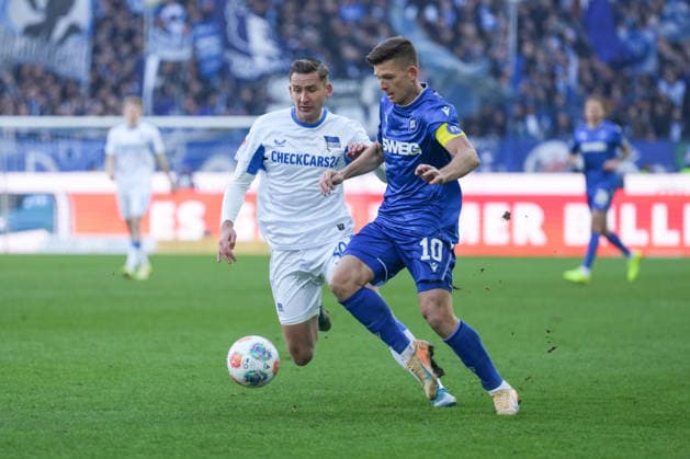 2. Bundesliga, Karlsruher SC vs Hertha BSC, 24.01.2026 Zweikampf zwischen Paul Seguin (Hertha BSC, 30) und Marvin Wanitzek (Karlsruher SC, 10) 2. Bundesliga, Karlsruher SC vs Hertha BSC, BBBank Wildpark Karlsruhe, 24.01.2026 DFB DFL REGULATIONS PROHIBIT ANY USE OF PHOTOGRAPHS AS IMAGE SEQUENCES AND OR QUASI-VIDEO.