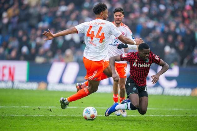 24.01.2026 - Fußball, 2025 2026, 2. Bundesliga, 19. Spieltag, Hannover 96 - Fortuna Düsseldorf: (L-R) Elias Egouli (Düsseldorf) mit einem Foul gegen Noel Aseko (Hannover), der zum Elfmeter und einer gelb-roten Karte führt DFL REGULATIONS PROHIBIT ANY USE OF PHOTOGRAPHS AS IMAGE SEQUENCES AND OR QUASI-VIDEO.