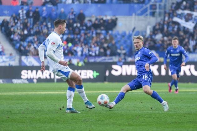 2. Bundesliga, Karlsruher SC vs Hertha BSC, 24.01.2026 Zweikampf zwischen Paul Seguin (Hertha BSC, 30) und Andreas Müller (Karlsruher SC, 16) 2. Bundesliga, Karlsruher SC vs Hertha BSC, BBBank Wildpark Karlsruhe, 24.01.2026 DFB DFL REGULATIONS PROHIBIT ANY USE OF PHOTOGRAPHS AS IMAGE SEQUENCES AND OR QUASI-VIDEO.