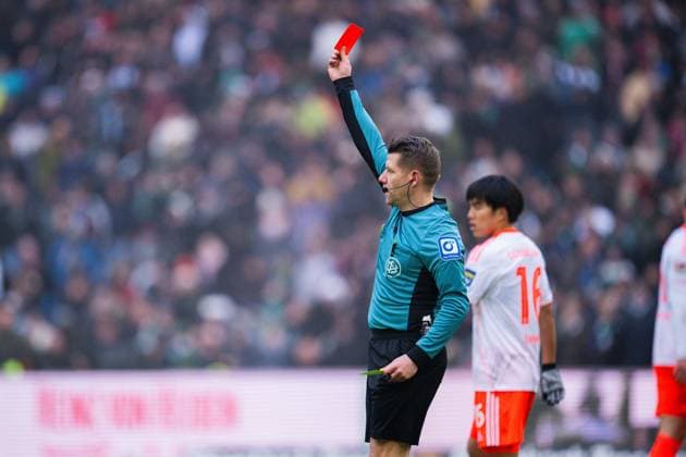 24.01.2026 - Fußball, 2025 2026, 2. Bundesliga, 19. Spieltag, Hannover 96 - Fortuna Düsseldorf: Patrick Ittrich (Schiedsrichter) zeigt Elias Egouli (Düsseldorf) die gelb-rote Karte DFL REGULATIONS PROHIBIT ANY USE OF PHOTOGRAPHS AS IMAGE SEQUENCES AND OR QUASI-VIDEO.